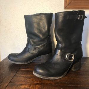 Size 9 Frye Veronica Short Black